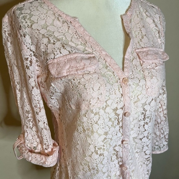 ⭐️New York & Company Pink Lace Button-Up  Top - Picture 5 of 7